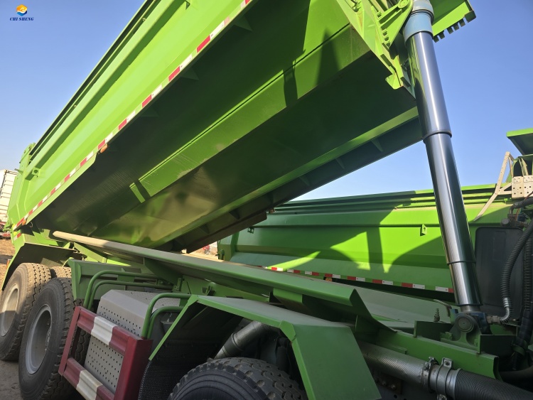 Reliable Supplier 8*4 Used Tipper 12 Wheeler Second Hand green Dumper Truck Sinotruck 440hp Dump Truck on Sale red